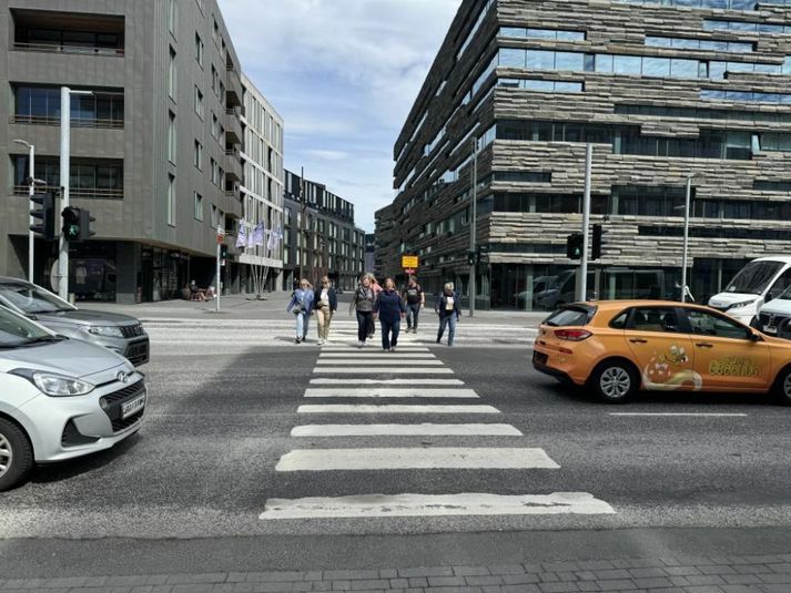 Til stendur að hefja gönguþverun þar sem Reykjastræti þverar Geirsgötu 15. júlí næstkomandi. Stefnt er að því að klára verkefnið fyrir verslunarmannahelgi, en framkvæmdirnar koma til með að hafa veruleg áhrif á umferð.