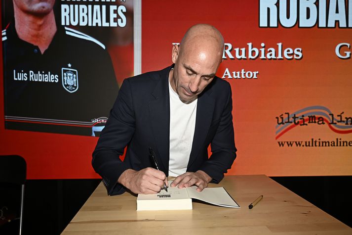  Luis Rubiales, fyrrum formaður spænska knattspyrnusambandsns, áritar bók sína „Matar a Rubiales“.