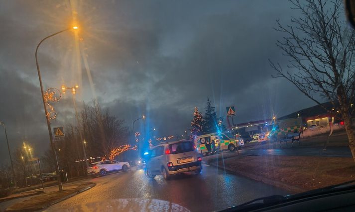 Ekið var á konu á rafhlaupahjóli nærri N1 í Hveragerði í gærmorgun.