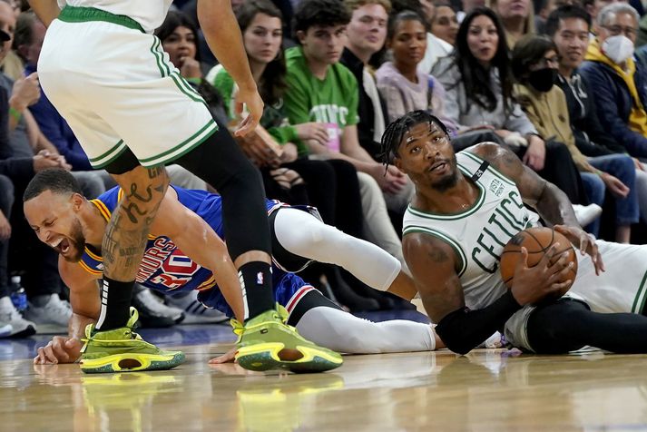 Stephen Curry meiddist eftir þessi samskipti við Marcus Smart sem lét heldur betur finna fyrir sér í nótt.