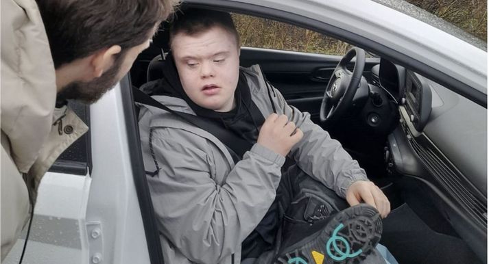 Freyr Vilmundarson í bílnum sínum sem tekinn var ófrjálsri hendi aðfaranótt laugardagsins 6. maí.