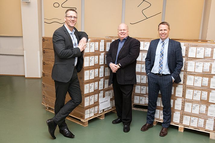 Gunnar Guðjónsson, forstjóri Opinna kerfa, afhenti formlega 144 tölvur sem Hollvinasamtökin keyptu.