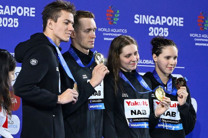 Rússneska sigursveitin er hér á verðlaunapallinum en þau eru frá vinstri: Miron Lifintsev, Kirill Prigoda, Daria Klepikova og Daria Trofimova.