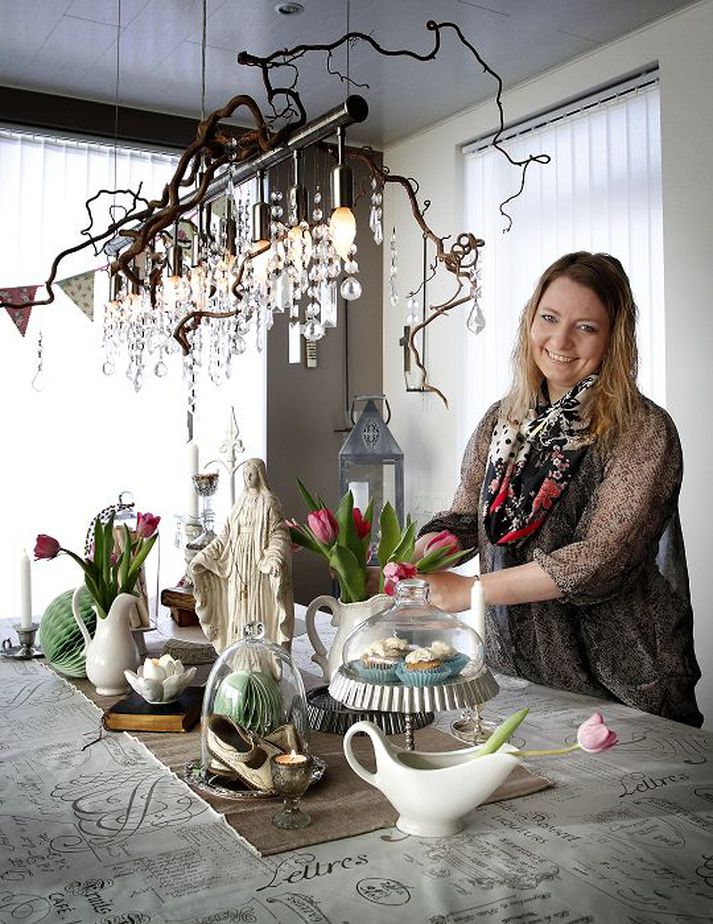 Soffía Dögg Garðarsdóttir blómaskreytir segir persónulegt að skreyta borðið með gömlum hlutum og samtíningi.