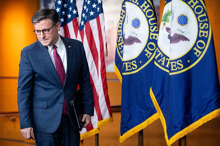 Mike Johnson, forseti fulltrúadeildarinnar, sagði frumvarpinu ætlað að efla varnir Bandaríkjanna og stuðning við bandamenn.