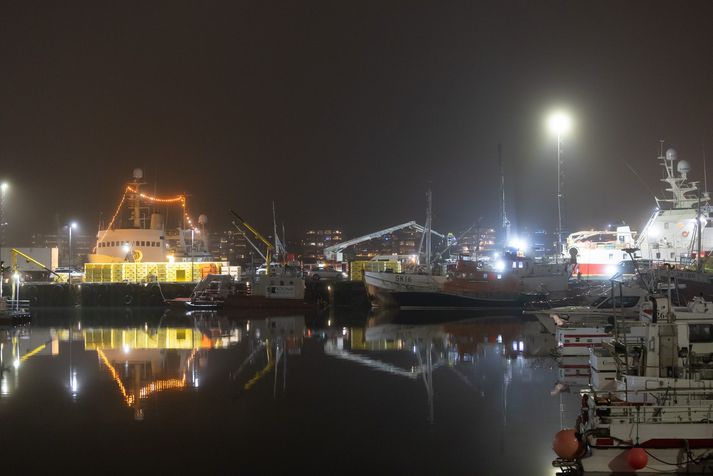 Bílinn fannst við Óseyrarbryggju í Hafnarfjarðarhöfn.