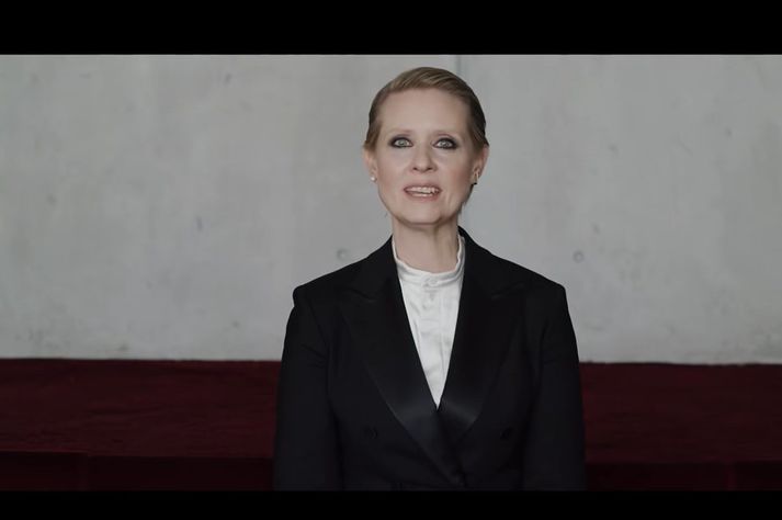 Cynthia Nixon flytur í myndbandinu hluta af textanum Be A Lady They Said frá 2017 eftir Camille Rainville.