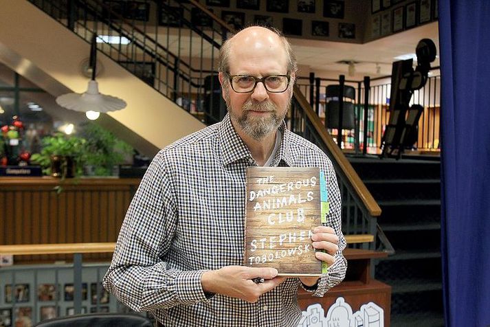 Stephen Tobolowsky með bókina The Dangerous Animals Club. Hann hálsbrotnaði í hestaferð á Íslandi.nordicphotos/getty