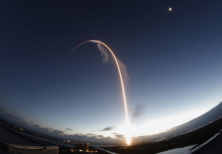 Samkvæmt Boeing er geimfarið í stöðugri sporbraut og er hægt að hlaða sólarrafhlöður þess.