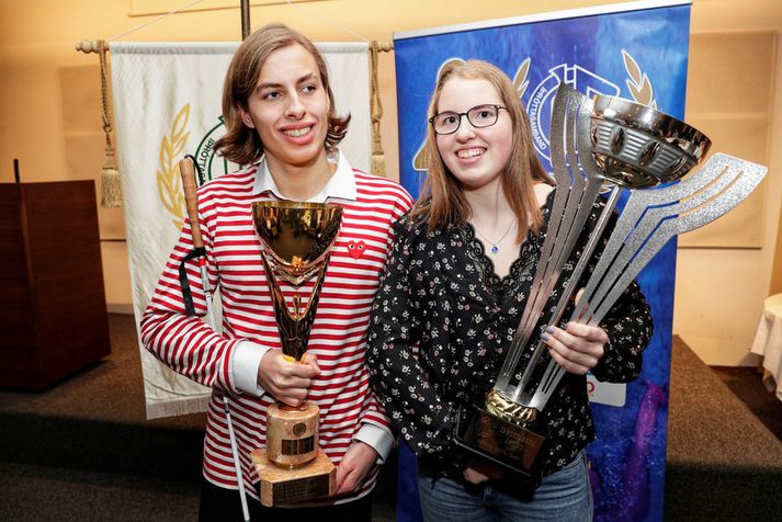 Már Gunnarsson og Bergrún Ósk Aðalsteinsdóttir með verðlaun sín.