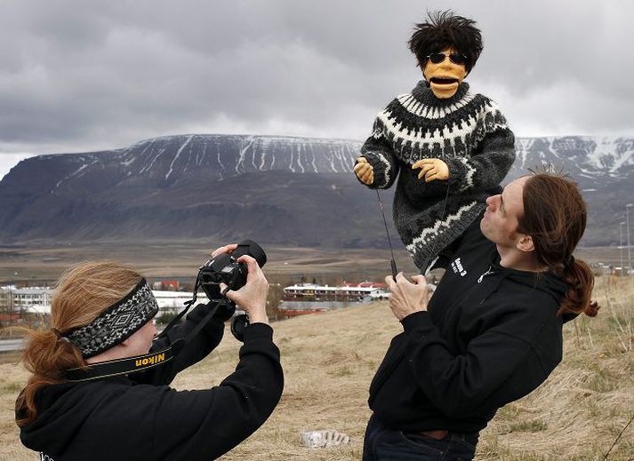Ronald Binian ásamt fyrrverandi eiginkonu sinni, Carol Binian, við tökur á myndbandinu við Lágafell.