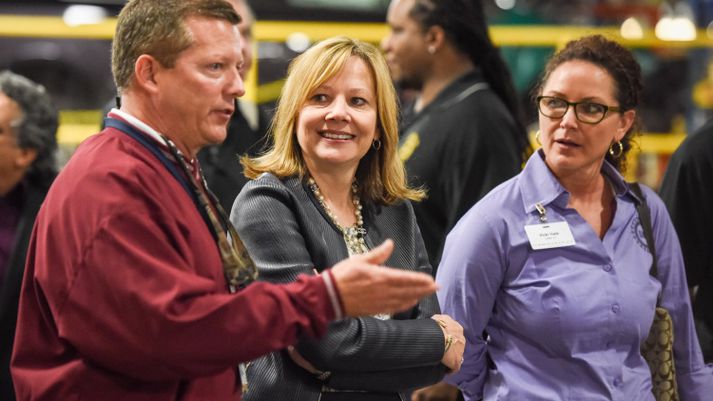 Mary Barra, forstjóri General Motors, fyrir miðju, að fagna áfanganum.