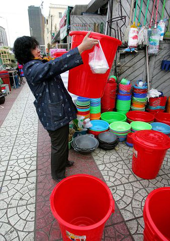 Vatns er þörf Ílát, stór og smá, eru eftirsóttasti varningurinn í Harbin þessa dagana.