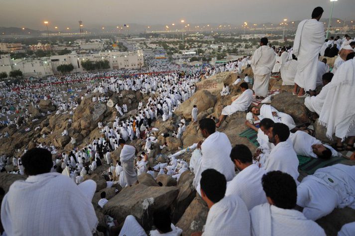 Fjöldi múslima safnast saman í hlíðum Mount Arafat í dag.