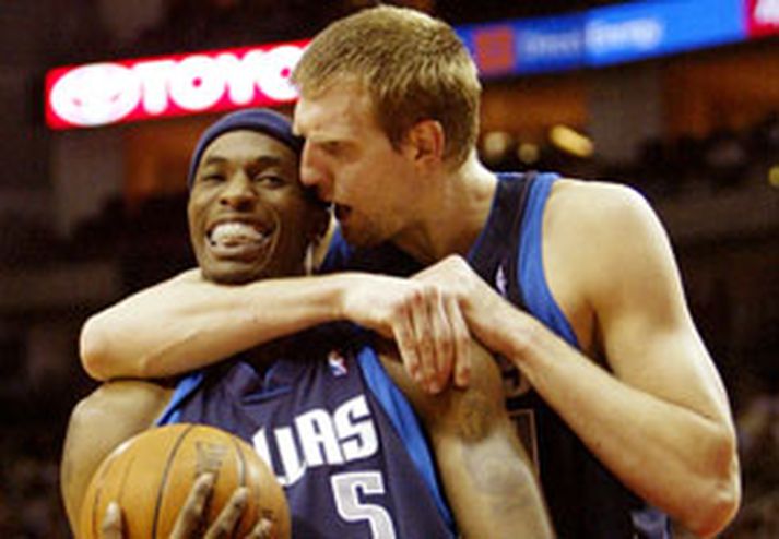 Dirk Nowitzki faðmar hér félaga sinn Josh Howard hjá Dallas, en þeir taka á móti Denver á heimavelli sínum í kvöld