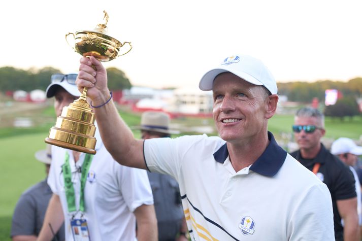 Luke Donald með Ryder-bikarinn sem hann hefur nú unnið tvö ár í röð sem fyrirliði evrópska úrvalsliðsins.