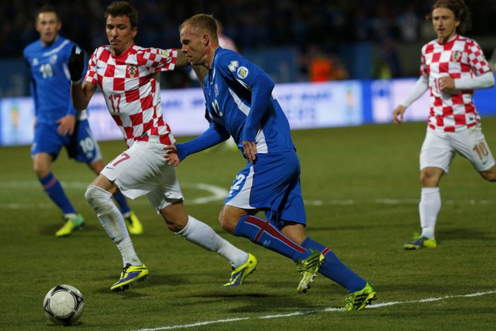 Eiður Smári byrjar í kvöld.