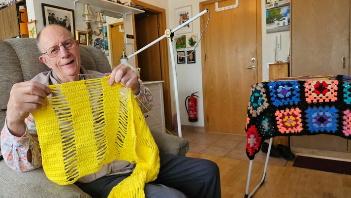 Tryggvi Anton, 82 ára, sem kallar ekki allt ömmu sína þegar handverk er annars vegar. Hann gerir mikið af því að hekla.