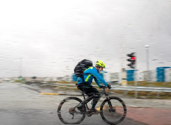 Éljagangur verður um landið norðanvert seinnipartinn, en lengst af bjart austantil.