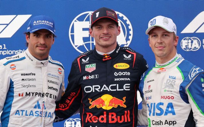 Max Verstappen verður á ráspól á morgun. Þeir  driver Carlos Sainz Jr og Liam Lawson ræsa í næstir á eftir honum.