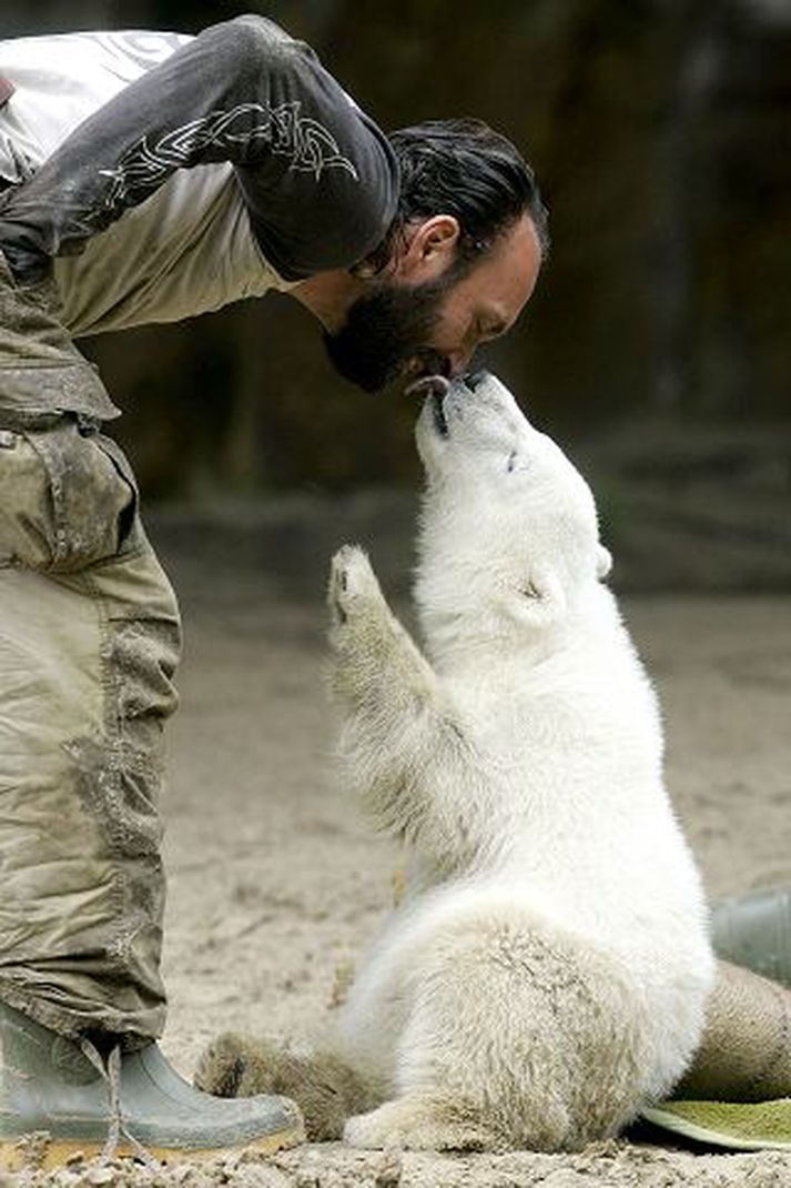 Knútur og þjálfarinn Doerflein sem hefur annast Knút frá því hann fæddist 5. desember síðastliðinn.