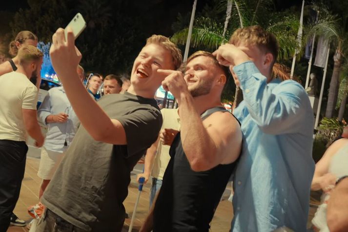 Tveimur íslenskum strákum bregður fyrir í heimildarmyndinni Inside the Manosphere þegar þeir biðja um mynd með áhrifavaldinum Ed Matthews.