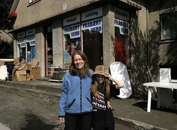 Heimilisfólkið við Langholtsveg 42. Guðrún og dóttir hennar urðu ekki fyrir alvarlegu heilsutjóni en öðru máli gegnir um soninn og föður Guðrúnar.