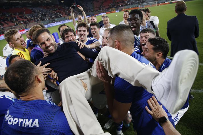 Leikmenn Como tolleruðu Cesc Fàbregas eftir að þeir tryggðu sér sæti í Meistaradeildinni í vor.