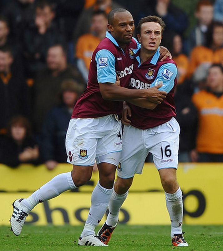Mark Noble, til hægri, fagnar marki með Danny Gabbidon.