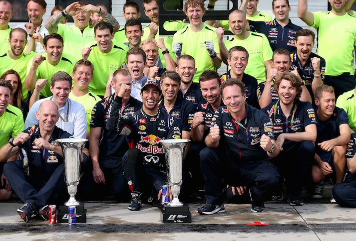 Red Bull liðið fagnaði vel með Ricciardo eftir keppnina