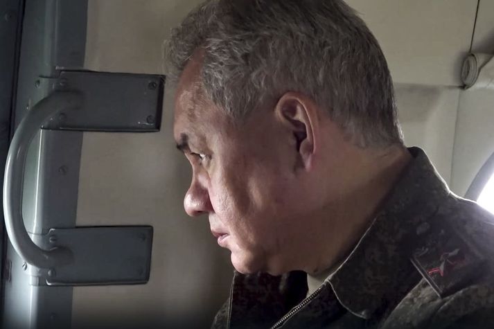Stilla úr myndskeiði sem er sagt sýna Shoigu á leið að heimsækja hersveitir Rússa í Úkraínu.