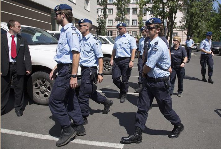 Þessir hollensku lögreglumenn voru staddir í Dónetsk-borg í austurhluta Úkraínu á sunnudag. Vegna átaka geta þeir ekki hafið rannsókn á hrapi MH17.