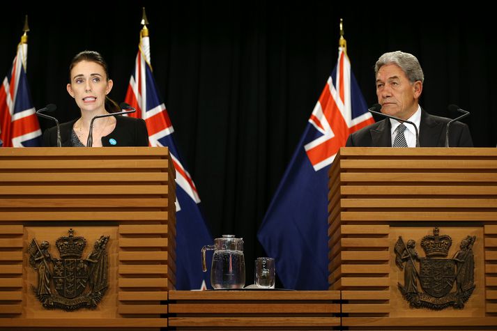 Jacinda Ardern og Winston Peters á blaðamannafundi í morgun.