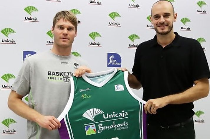 Jón Arnór Stefánsson með Unicaja-treyjuna.