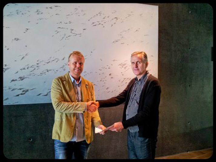 Arnar Þór Hafþórsson sölu – og markaðsstjóri Jóhanns Ólafssonar & Co. og Páll S. Ragnarsson tæknistjóri Ljósabúnaðar í Hörpunni, innsigla samninginn.