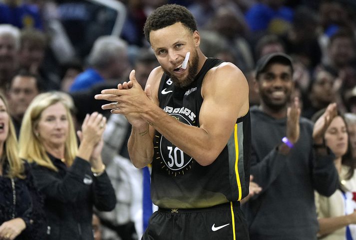 Stephen Curry með góminn góða og vægast sagt öflugt bóndafar á vinstri hendi.