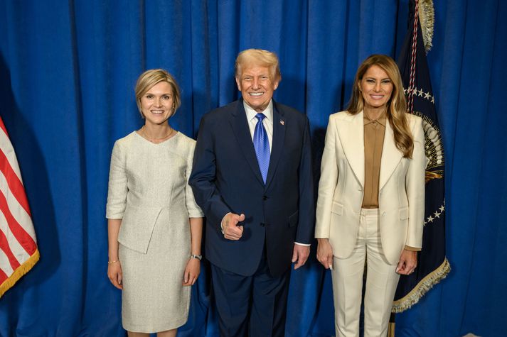 Áður óbirt mynd af Kristrúnu Frostadóttur forsætisráðherra með Donald Trump Bandaríkjaforseta og Melaniu Trump forsetafrú í New York í september.