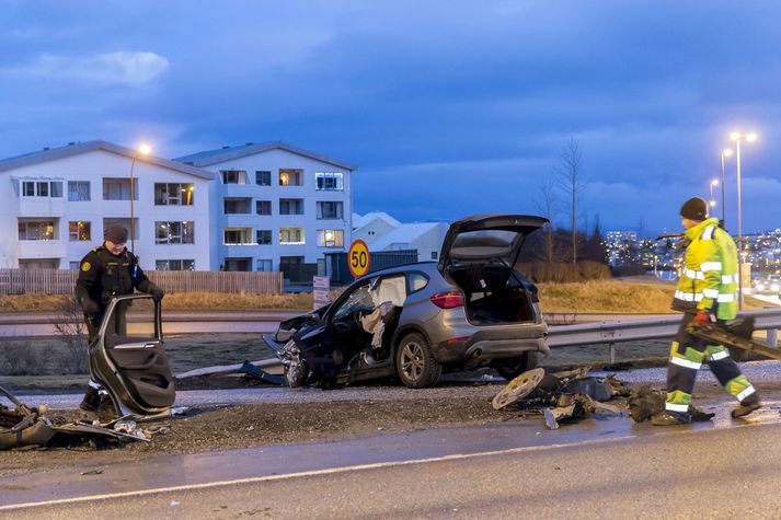 BMW-bifreið á leið vestur skall á tveimur flutningabílum. Á stuttum vegarkafla hafa 12 slys orðið að meðaltali á síðustu fimm árum.