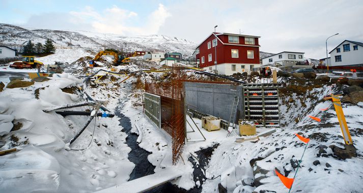 Framkvæmdir við Hlíðarendaá á Eskifirði eru harðlega gagnrýndar af bæjarbúum.