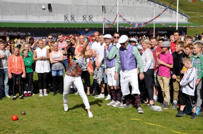 Elísa Viðarsdóttir landsliðskona í fótbolta, reyndi við sig í kúluvarpi.