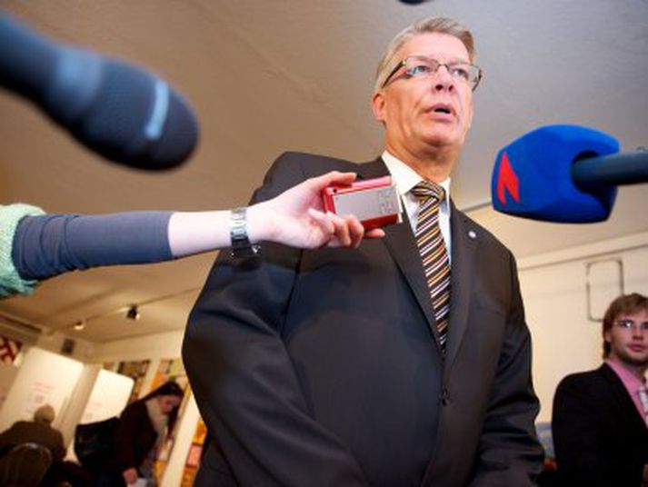 Valdis Zatlers forseti Lettlands skilar atkvæði sínu.
