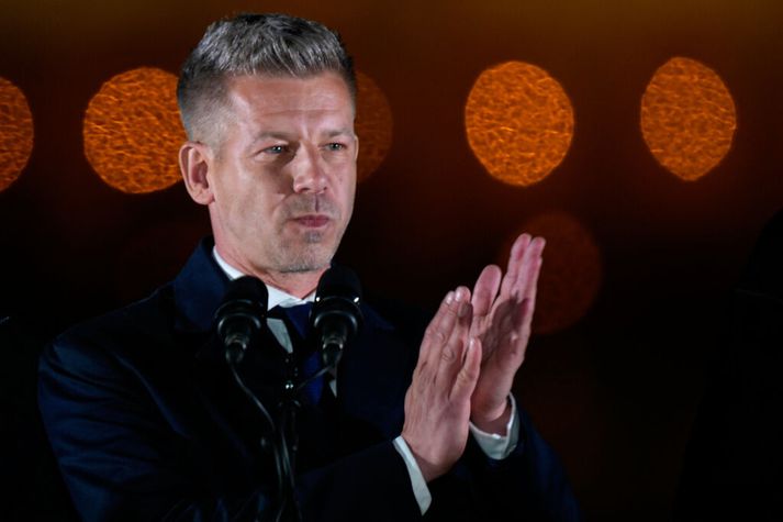 Pétar Magyar, sem útlegðist Pétur Ungverji á íslensku, klappar fyrir stuðningsmönnum í Búdapest eftir kosningasigur hans í gær. Fyrir tveimur árum var Magyar óþekktur embættismaður en hann hefur nú velt úr sessi forsætisráðherra til sextán ára.