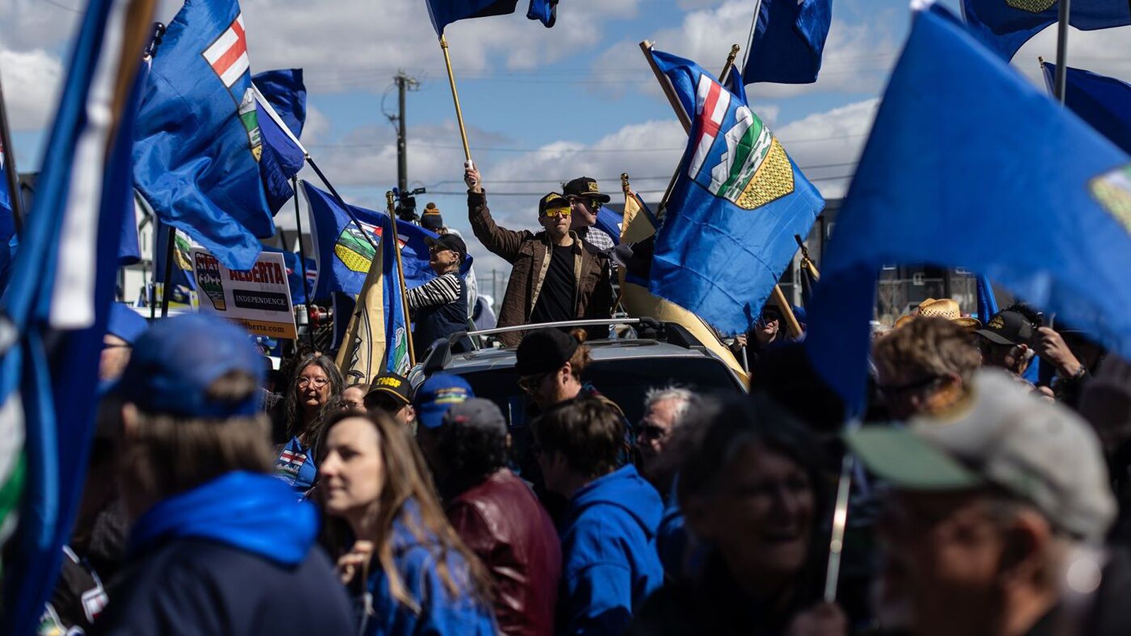 Hundruð þúsunda krefjast at­kvæða­greiðslu um sjálf­stæði Alberta