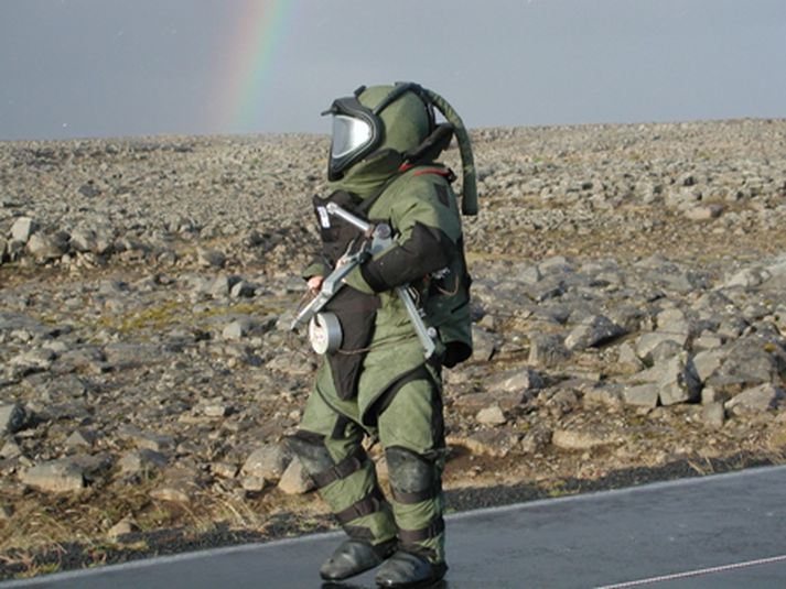 Menn þurfa að vera í hlífðarbúningum þegar þeir glíma við sprengjurnar.