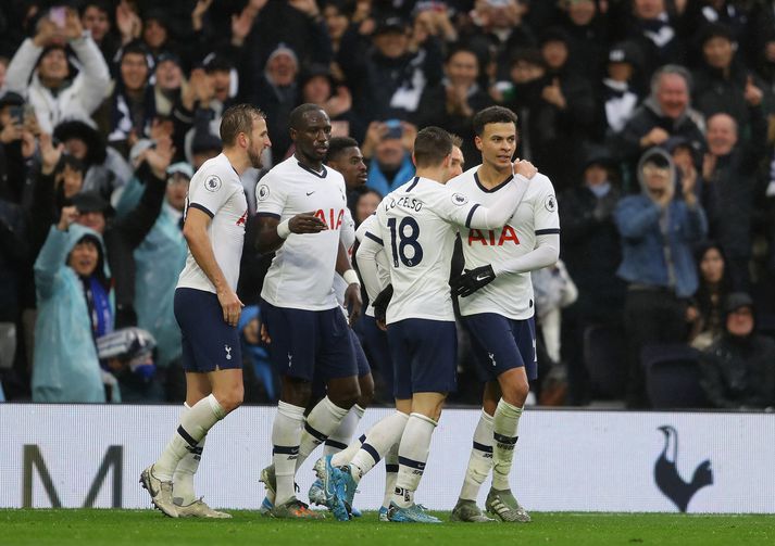 Tottenham-menn fagna sigurmarkinu sem Alli skoraði.