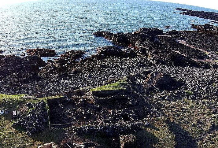 Sjórinn brýtur landið við verbúðarústirnar og því fara rannsóknir fram í kapp við tímann.
