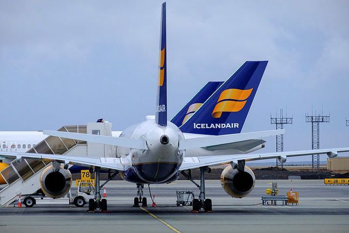 Þegar Icelandair heyrði af ástarsögu parsins ákvað flugfélagið að gefa þeim farmiða til Íslands í brúðkaupsgjöf.