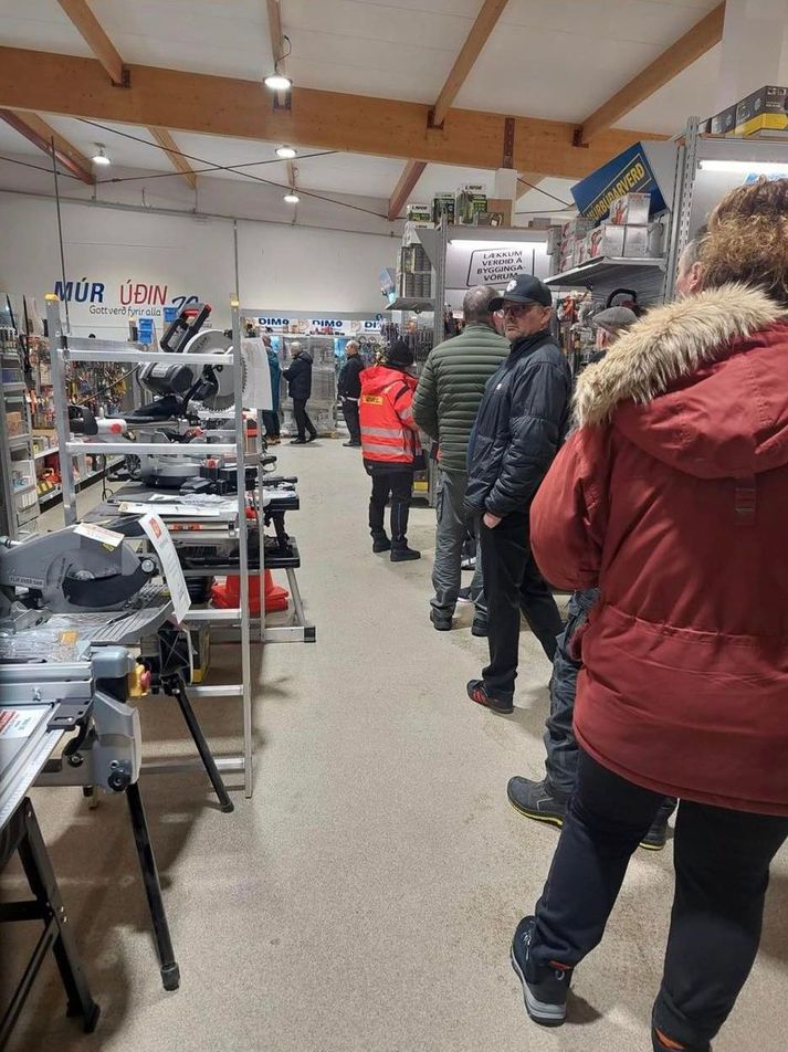 At peak time, around 50 people were queuing in Múrbúðinn in Keflavík for electric ovens.