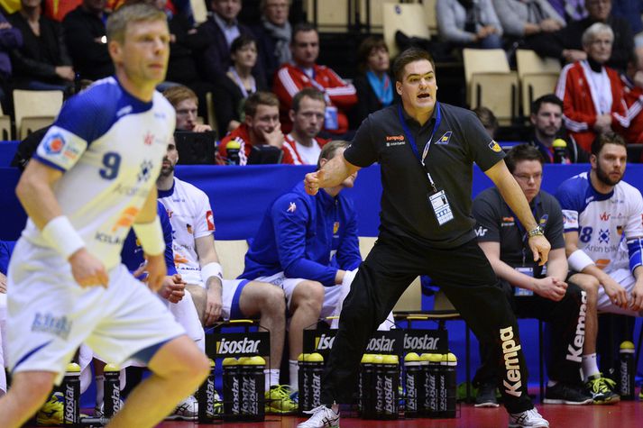 Aron Kristjánsson að stýra íslenska landsliðinu.