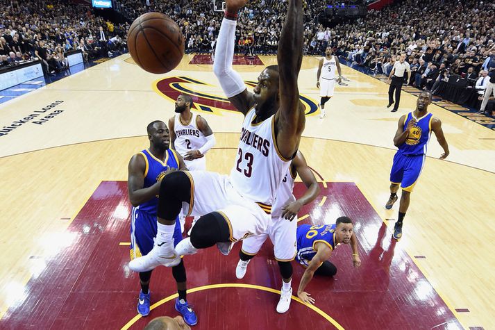 LeBron James treður boltanum í körfuna í síðasta leik.